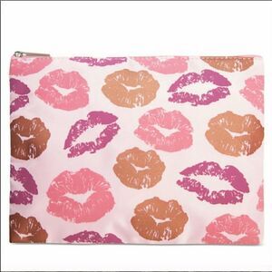 🎉1 hr sale 🎉Cosmetic bag 👄👄👄💋💋💋